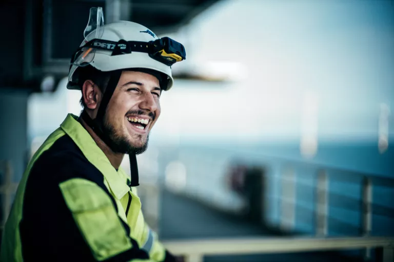 EWE Offshore Windkraftanlage vor Borkum zeigt den Arbeitsalltag der Besatzung