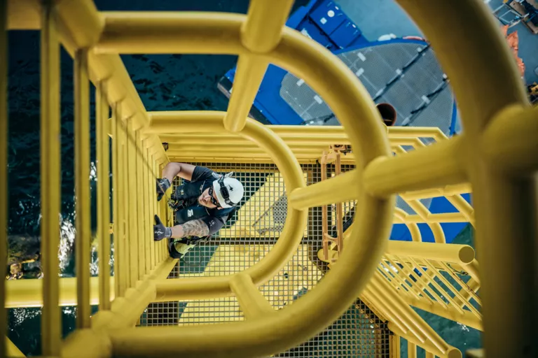 EWE Offshore Windkraftanlage vor Borkum zeigt den Arbeitsalltag der Besatzung