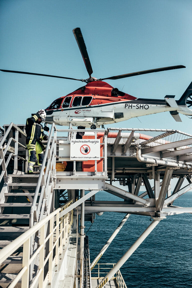 EWE Offshore Windkraftanlage vor Borkum zeigt den Arbeitsalltag der Besatzung