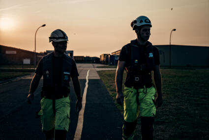 EWE Offshore Windkraftanlage vor Borkum zeigt den Arbeitsalltag der Besatzung