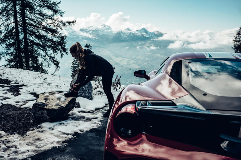 Fabienne Wohlwend für das Ferrari Jahrbuch mit ihrem Ferrari Pista