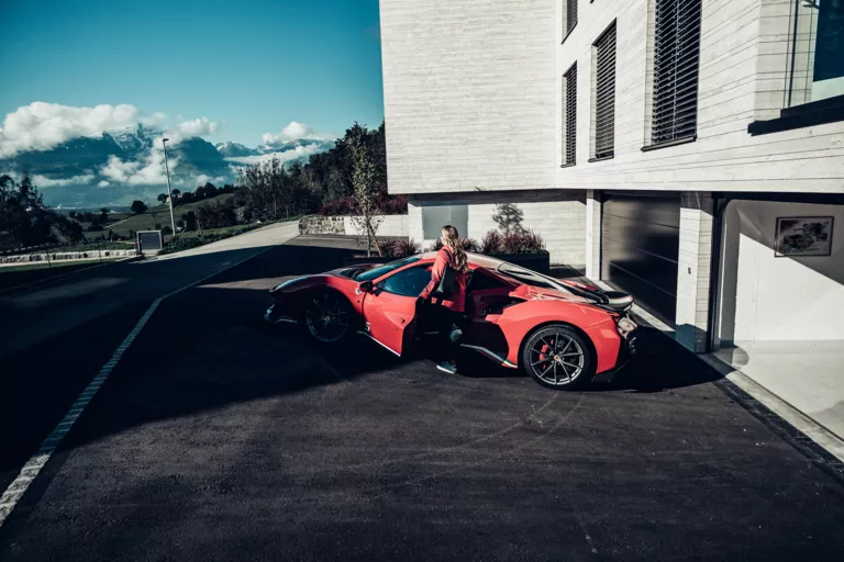 Fabienne Wohlwend für das Ferrari Jahrbuch mit ihrem Ferrari Pista