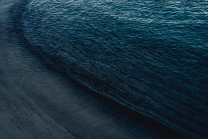 Laika Kosmo Campervan lifestyle automotive Fotografie im Hafen von Rosignano