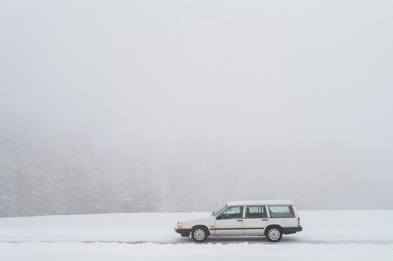 Martin Mayr zusammen mit seinem Volvo Polar in verschneiter Landschaft