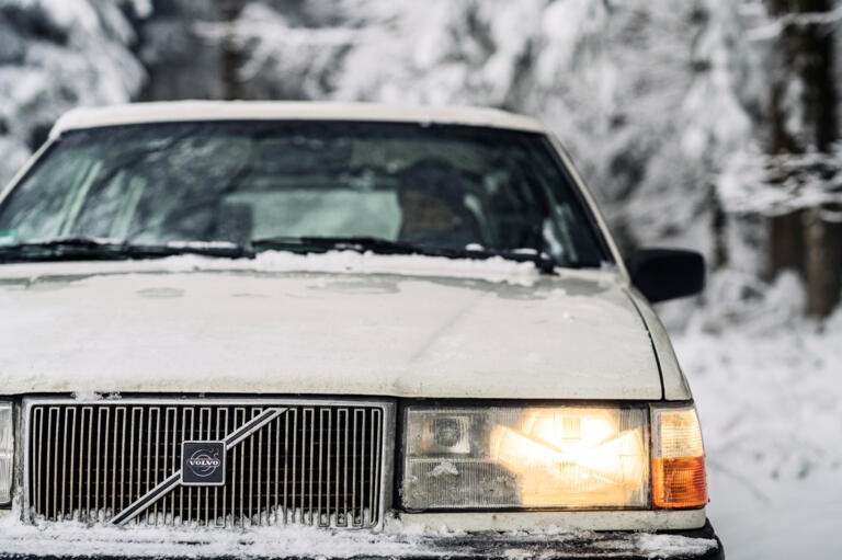 Martin Mayr zusammen mit seinem Volvo Polar in verschneiter Landschaft
