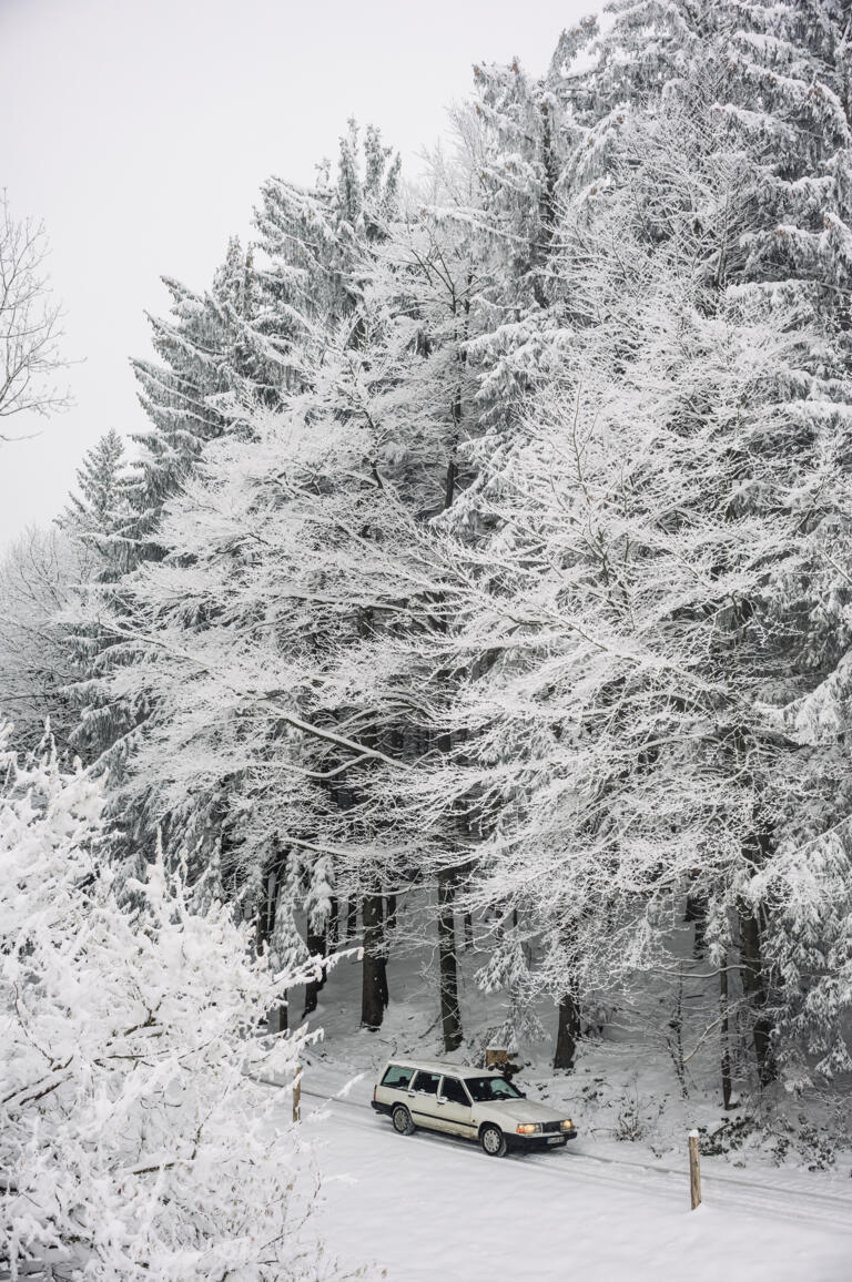 Martin Mayr zusammen mit seinem Volvo Polar in verschneiter Landschaft