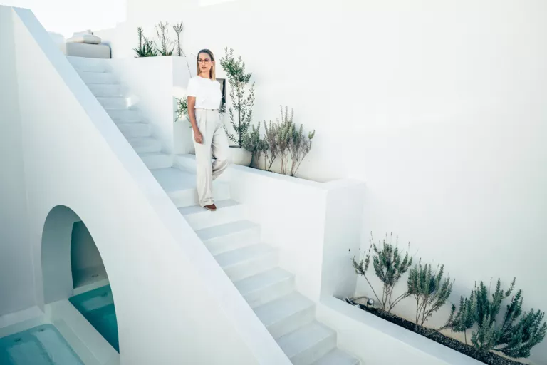 Fotoshooting für die Rodenstock Brillenfassungen Kollektion 2022 auf der Insel Santorini zusammen mit der Agentur Pascher Heinz