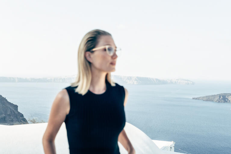 Fotoshooting für die Rodenstock Brillenfassungen Kollektion 2022 auf der Insel Santorini zusammen mit der Agentur Pascher Heinz